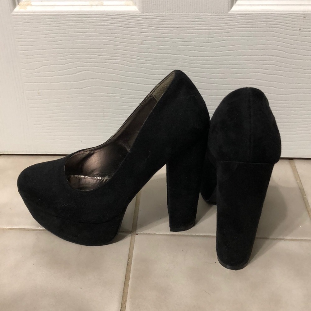 Black pumps with a chunky heel